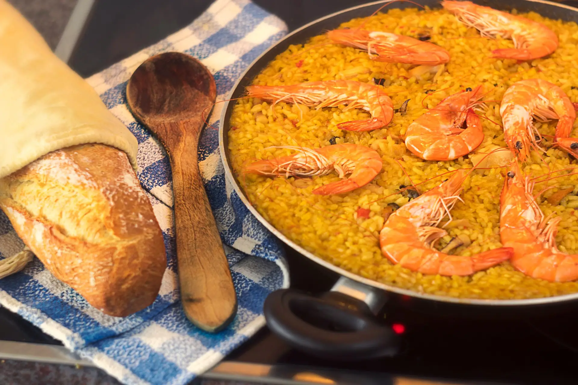 Arroz de gambas servido con pan