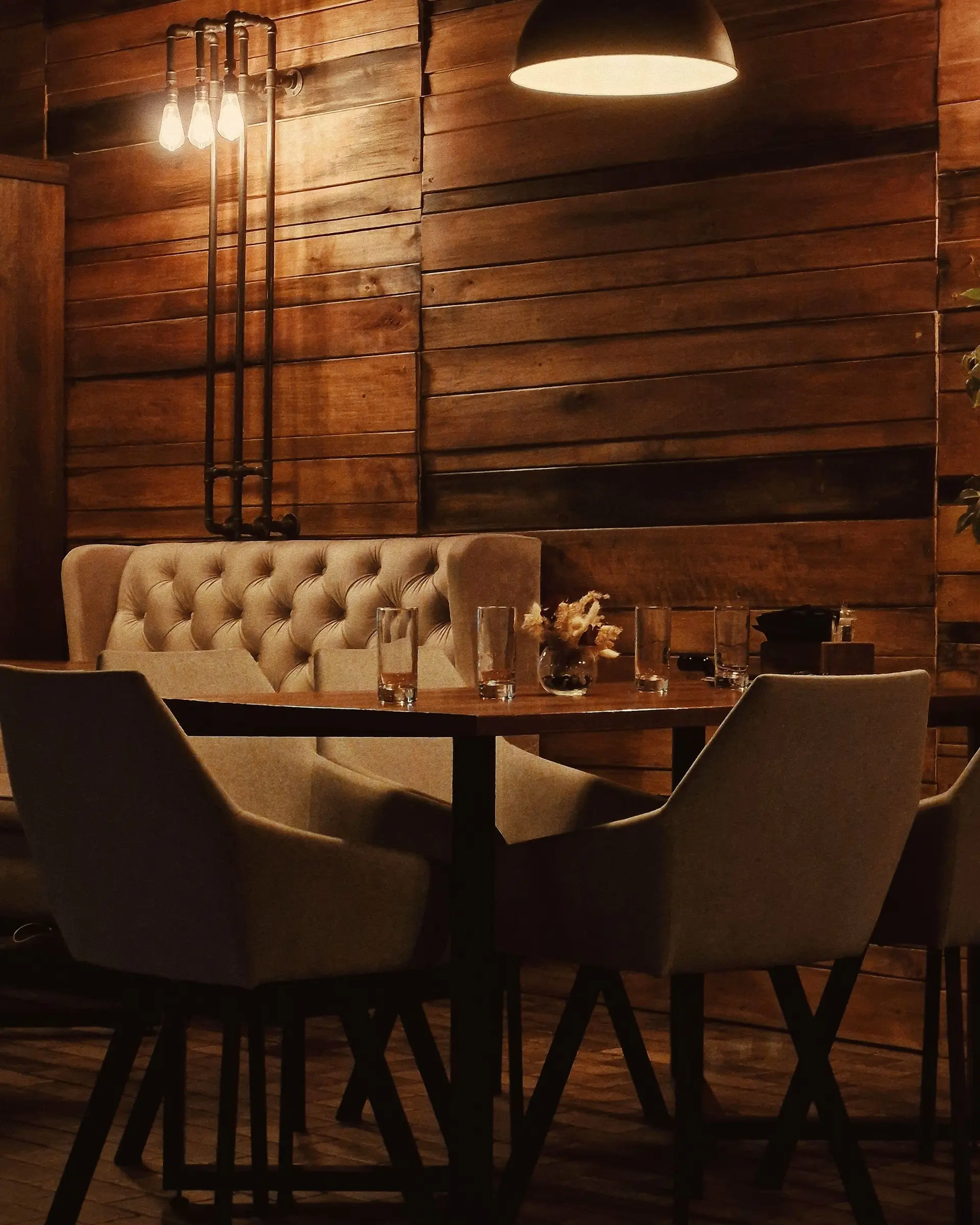 Comedor con paredes de madera y luz cálida